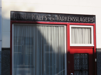833649 Afbeelding van de tekst 'RUND- KALFS- EN RUNDERSLAGERIJ' boven de etalageruit van het voormalige winkelpand ...